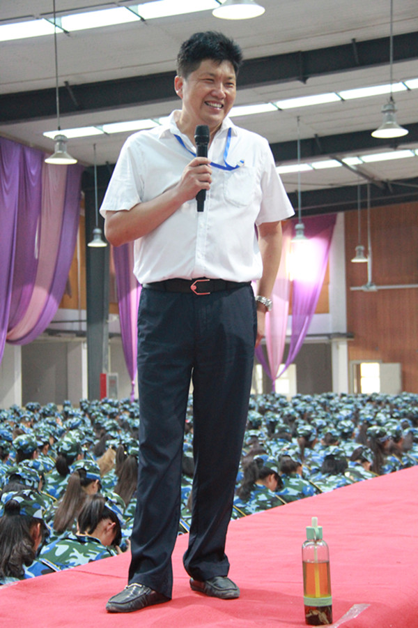 【军训集锦】贺阳集团董事长周虎震为我校新生作励志报告