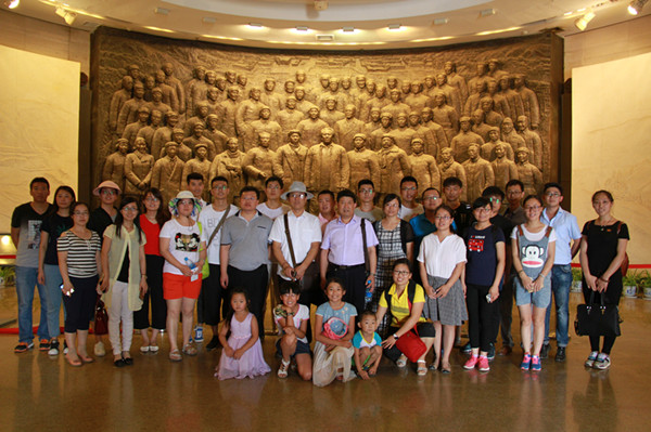 参观革命圣地 强化党员意识