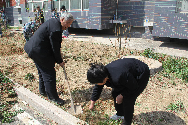 我校师生到贺阳国际中小学参加劳动