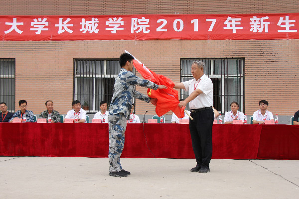 青春风 迷彩绿 军人礼——我校举行2017级新生军训开营式