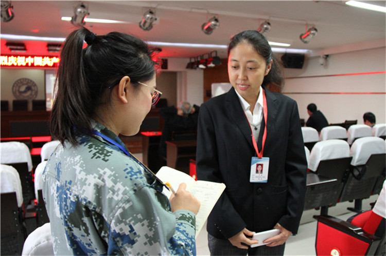 我校组织部分教职工、学生代表观看党的第十九次全国代表大会开幕盛况