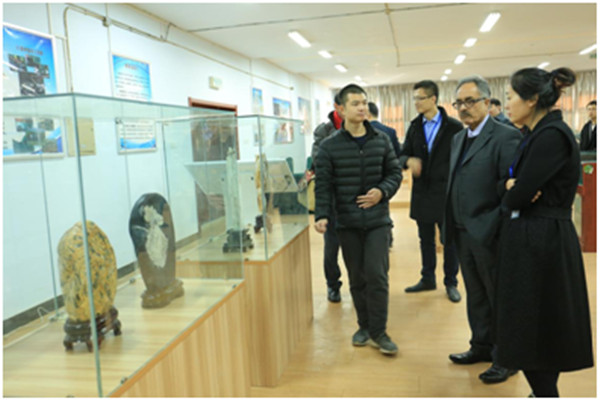 英国贝德福特大学副校长来我校访问双方签订合作办学协议