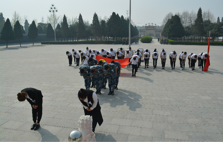 今日神州看奋起 陵园千古慰忠魂 我校组织学生代表陵园扫墓祭奠先烈