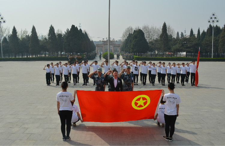 今日神州看奋起 陵园千古慰忠魂 我校组织学生代表陵园扫墓祭奠先烈