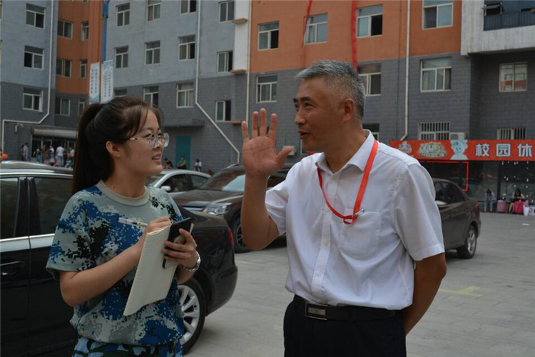 满堂祝福语 欢送学子行——我校组织教师私家车喜送毕业生