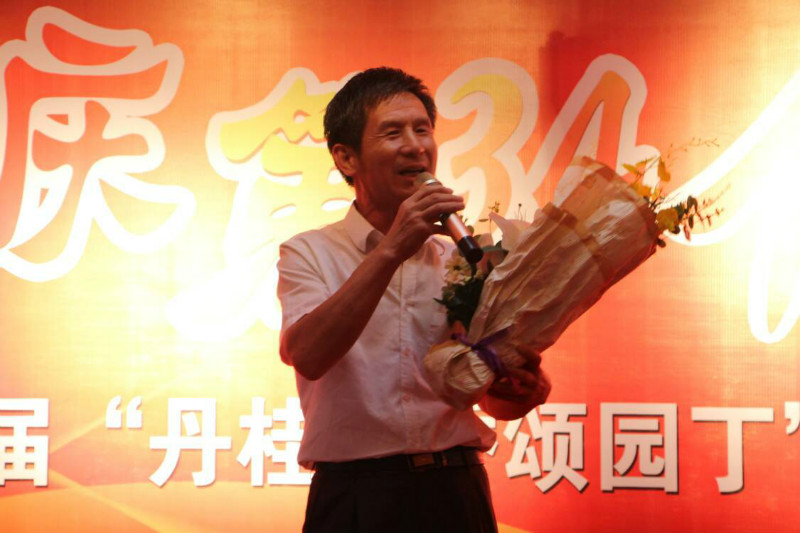 不灭的红烛 我心中的灯 ——我校举办第三届“丹桂飘香颂园丁”联欢暨表彰大会