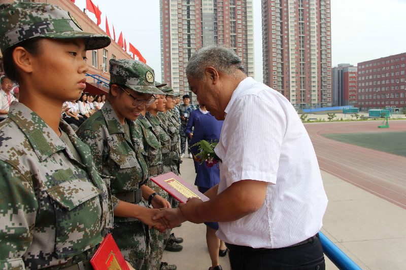 我校举行2018级新生军训结营式暨开学典礼