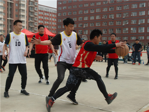 桃李争妍  运动争先 ——我校在篮球场成功举办教职工趣味运动会