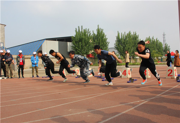 桃李争妍  运动争先 ——我校在篮球场成功举办教职工趣味运动会