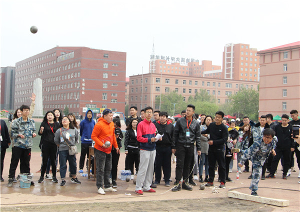 桃李争妍  运动争先 ——我校在篮球场成功举办教职工趣味运动会