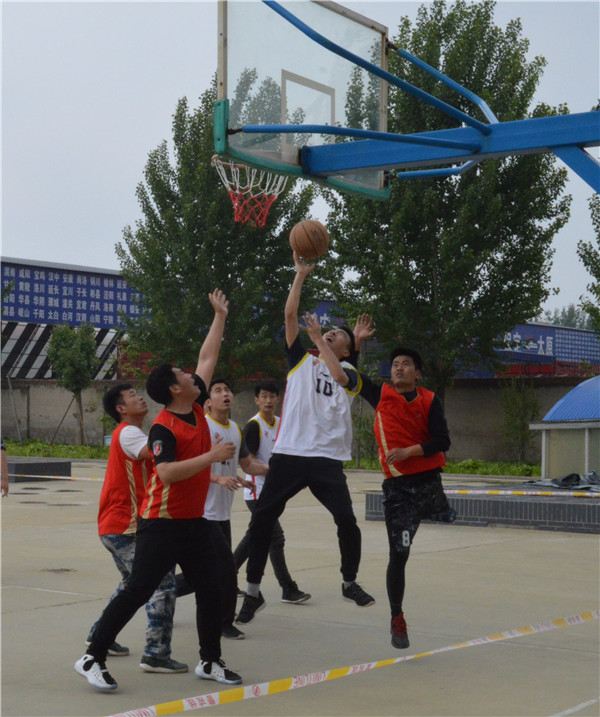 我校举办首届教职工篮球友谊赛