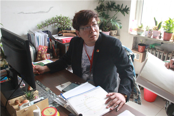 废物改造 公益环保——我校纠察队扮靓校园