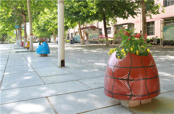 废物改造 公益环保——我校纠察队扮靓校园