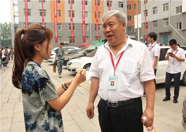 锦绣前程  踏歌远航——我校举办教师私家车送毕业生活动