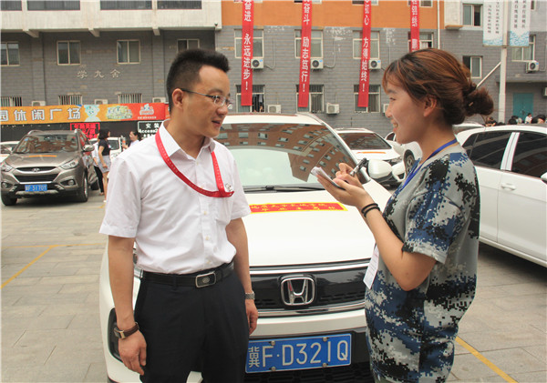 锦绣前程  踏歌远航——我校举办教师私家车送毕业生活动