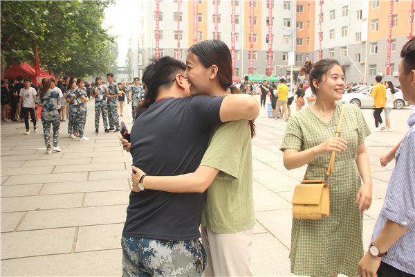 锦绣前程  踏歌远航——我校举办教师私家车送毕业生活动