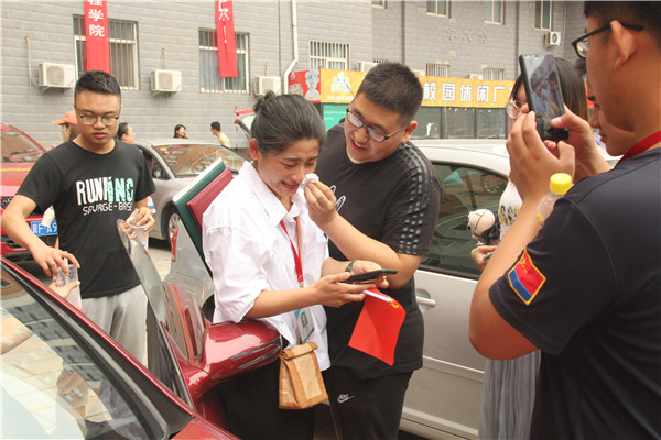 锦绣前程  踏歌远航——我校举办教师私家车送毕业生活动