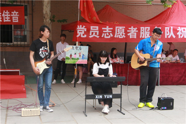 锦绣前程  踏歌远航——我校举办教师私家车送毕业生活动