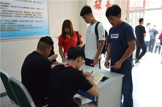 初秋的小欢喜  萌新的新生活 我校喜迎2019级新生