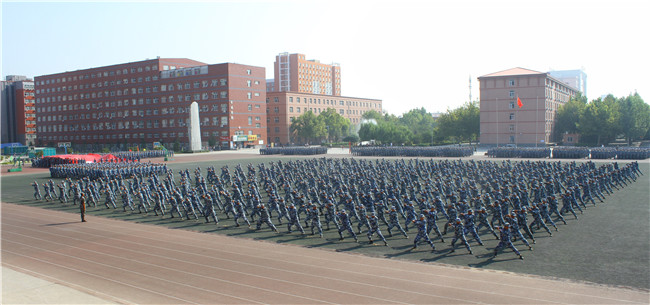 我校举行2019级新生军训结营式暨开学典礼