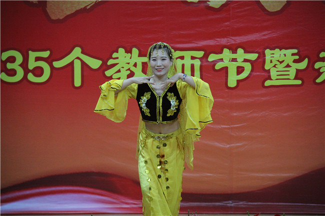 庆祝新中国七十华诞  弘扬新时代尊师风尚    我校举办庆祝第35个教师节暨新中国成立70周年联欢会