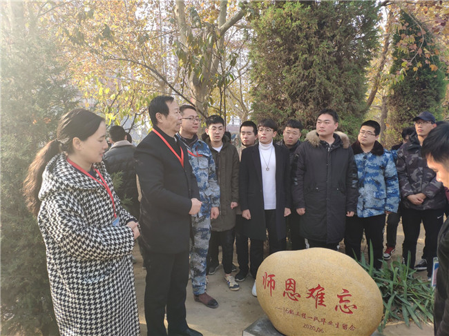 不忘初心 以石明志----工程技术学院学子为母校捐赠纪念石仪式