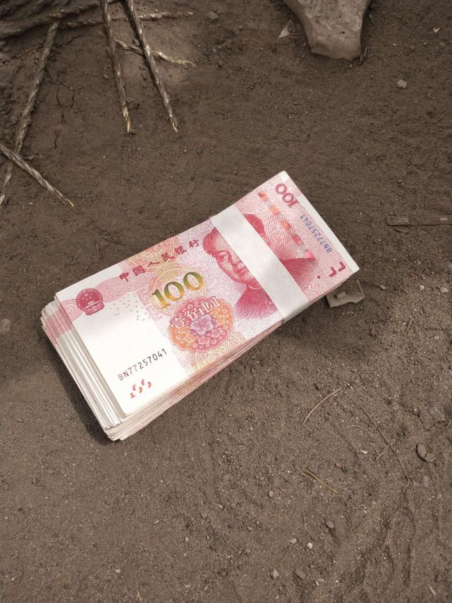 我校李彬同学拾金不昧受表扬---归还失主现金壹万元  拒收金钱回报