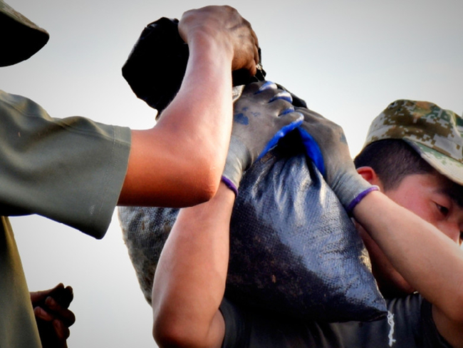 在抗洪抢险中体现价值---我校学生薛锦霄抗洪事迹