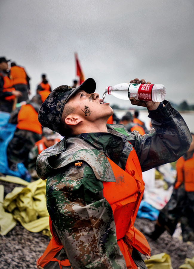在抗洪抢险中体现价值---我校学生薛锦霄抗洪事迹