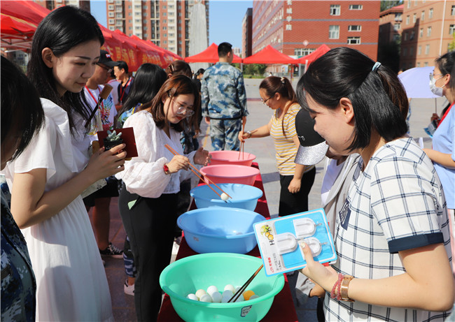 趣味运动 快乐无穷---我校举办教职工趣味运动会庆祝第36个教师节