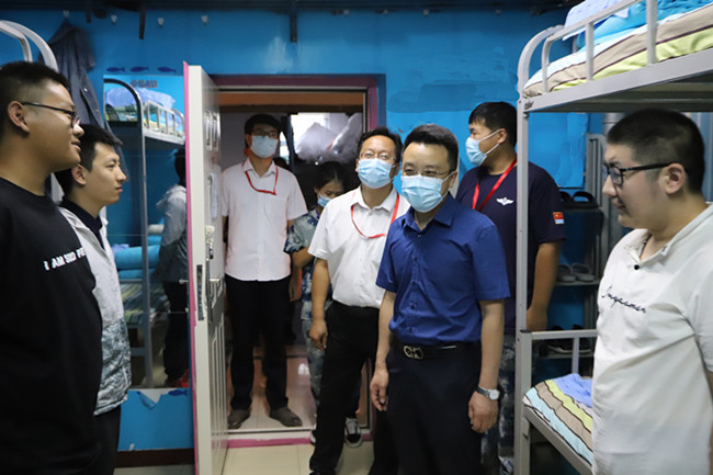 关怀进宿舍 情暖学子心---校领导走访慰问2020级新生