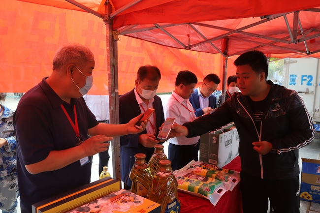 扶贫献爱心 量力自愿购---易县电商中心扶贫产品走进我校