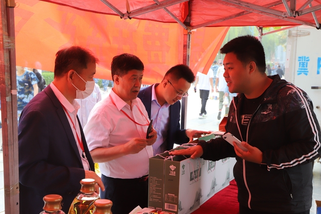 扶贫献爱心 量力自愿购---易县电商中心扶贫产品走进我校