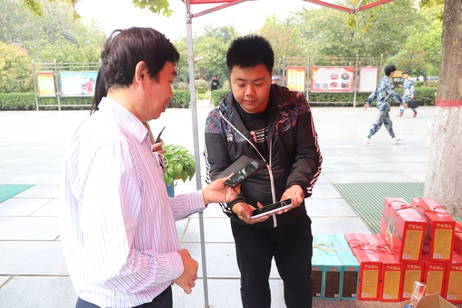 扶贫献爱心 量力自愿购---易县电商中心扶贫产品走进我校