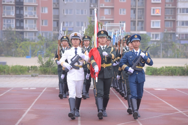 月满华诞 情暖双节---我校举行升国旗仪式