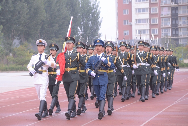 月满华诞 情暖双节---我校举行升国旗仪式