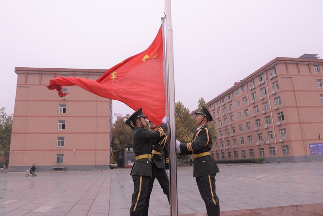 月满华诞 情暖双节---我校举行升国旗仪式