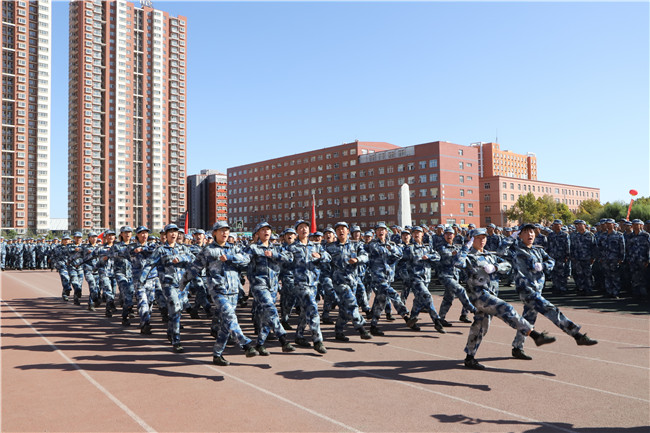 厉兵秣马 扬帆起航我校举行2020级新生军训结营式暨开学典礼