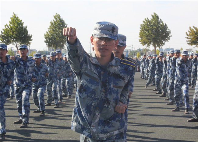 厉兵秣马 扬帆起航我校举行2020级新生军训结营式暨开学典礼