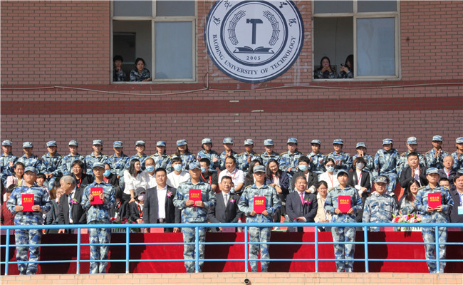 厉兵秣马 扬帆起航我校举行2020级新生军训结营式暨开学典礼