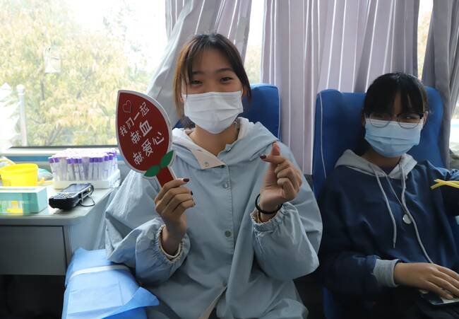 殷色传希望 保理递爱心---我校携手保定市中心血站开展无偿献血活动