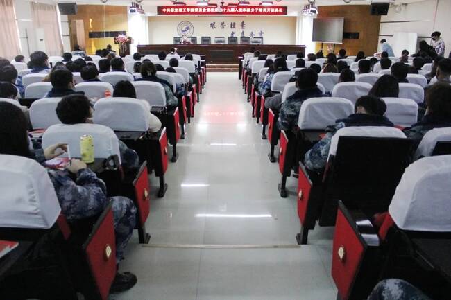 我校召开学习贯彻党的十九届五中全会精神宣讲报告会---党委书记王景明向师生代表作宣讲