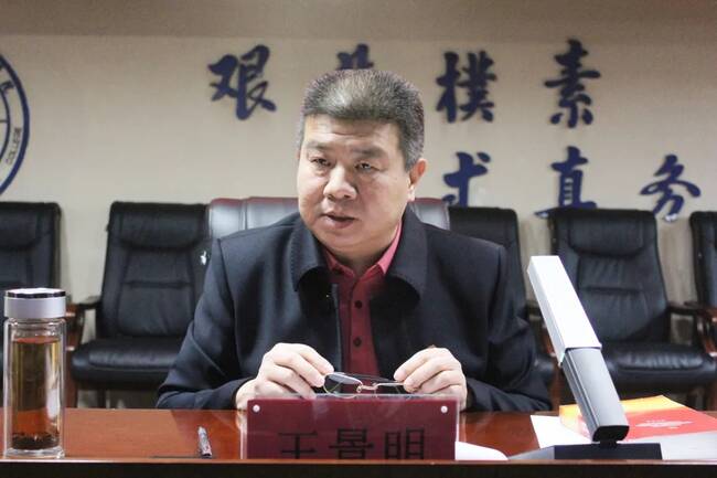 我校召开学习贯彻党的十九届五中全会精神宣讲报告会---党委书记王景明向师生代表作宣讲