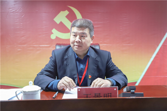 高举旗帜 把握方向 开创党建工作新局面推动我校健康快速发展 ---我校召开第一次党员大会