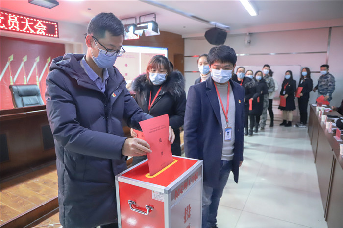 高举旗帜 把握方向 开创党建工作新局面推动我校健康快速发展 ---我校召开第一次党员大会