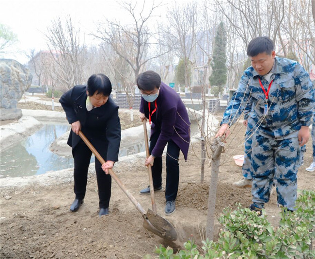 春满校园 共植希望—— 我校开展植树节活动