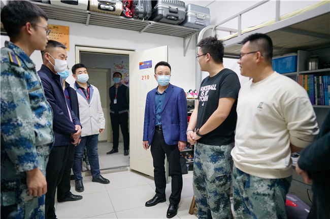 关怀备至  温暖前行---校领导走访学生宿舍慰问返校学生