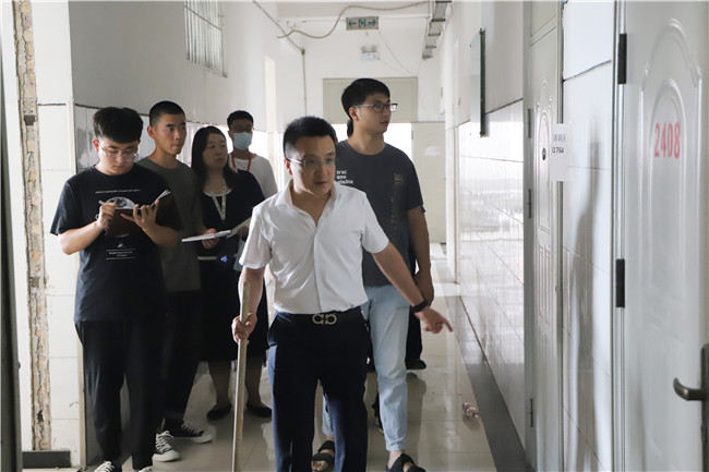 校领导检查第二教学楼和16号学生公寓楼施工进度