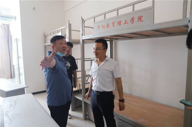 校领导检查第二教学楼和16号学生公寓楼施工进度