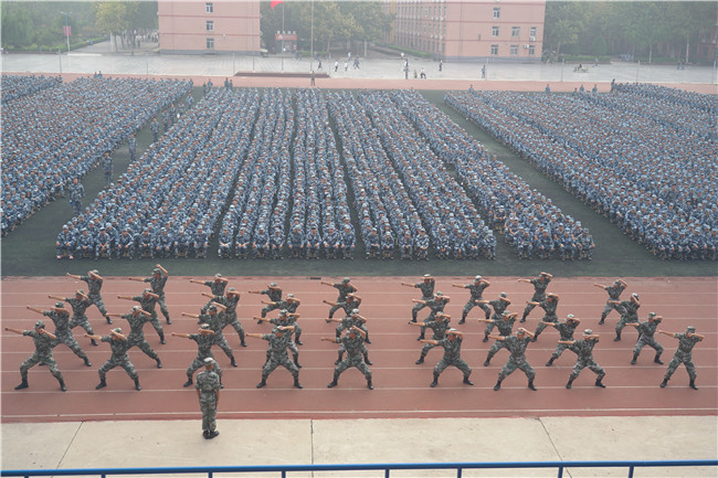 保理学子展风采 共以青春筑芳华我校举行2021级新生军训开营仪式
